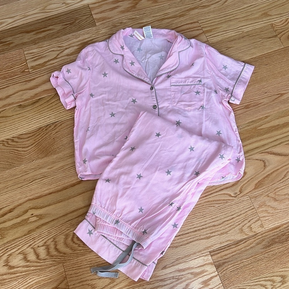 Joy spun Small 4/6 pink with gray stars capri pajama set.